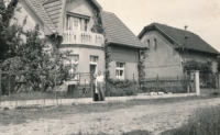 Květa Eretová's parents in front of their house in Kolovraty 