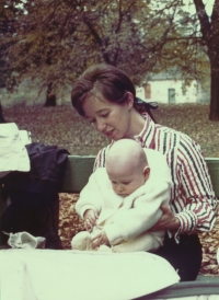Charlotta Kotíková se synem Tomášem na Kampě, podzim 1969