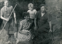 Václav Dašek (chlapec uprostřed) s matkou (vlevo), sestrou Marií (uprostřed) a tetou Valáškovou v roce 1957