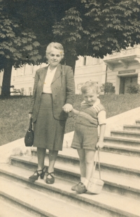Zdeňka Velímská´s mother with her grandson, Mariánské Lázně, 1947