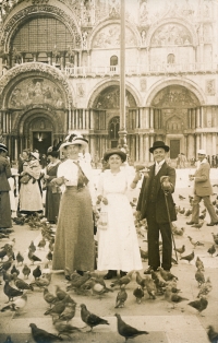 Maminka uprostřed s bratrem Karlem, Benátky 1920