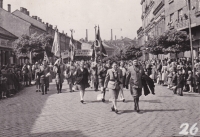 The father with Božena Kohoutová in front of the march in Přerov in 1949