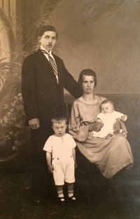 Václav Rauch with his parents and his older brother, 1924 


