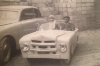 S bratrem Jindřichem v automobilu "Aero 72 cililink" s karoserií vlastní výroby 