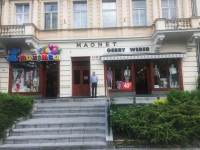 Mewes in front of the hotel Magnet in Karlovy Vary