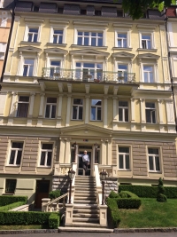Mewes in front of the house in Sadová 9 in Karlovy Vary