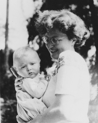 Joachim Mewes with the mother in 1948