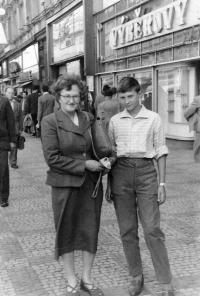 Mewes with the mother Edita in Prague in 1965