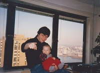 Mewes with his son Julian in NYC in 1985