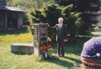 Miloslav Růžička při odhalení pamětní desky věnované Františku Blažkovi, 2002