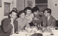 Pomaturitní večírek v květnu 1956 a Věra Rolečková třetí zleva
