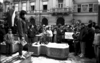 Lidé se probudili - shromáždění na  náměstí v Domažlicích ve středu 22. listopadu 1989