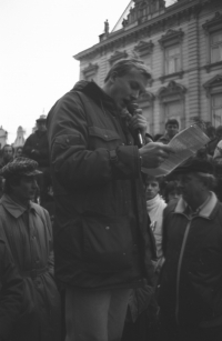 Hynek Faschingbauer hovoří již na ozvučeném náměstí v Domažlicích - listopad 1989