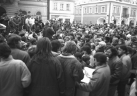 Hynek Faschingbauer mluví o posledním vývoji událostí - náměstí v Domažlicích, listopad 1989