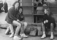 Vpravo Kamil Huška (Zajíček), vpravo jeho bratr Stanislav asi v roce 1981