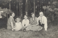 Rodina Kubkova, 1929, Olga druhá zleva s rodiči, bratrem a tetou na výletě