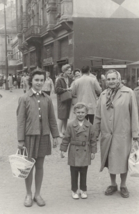 Olga a Libor Šťovíčkovi s babičkou v Praze, 1960