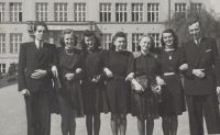 V den maturit na gymnáziu Jaroměř, 8. května 1944, pamětnice uprostřed