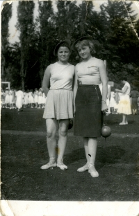 Anna Hogenová (right) at the 1960 Spartakiad.