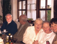 2004, oslava šedesátin, zleva: ex-manžel František, švagr, sestry Božena a Jiřina