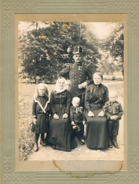 cirka 1915, matka Štěpánka Bejlková (rozená Holečková) zcela vlevo