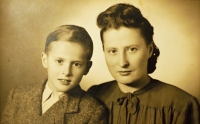 Jaroslav Schön during childhood with his mum 