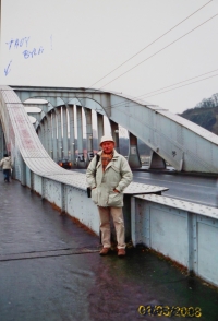 Bohuslav Douša u mostu Eduarda Beneše v Ústí, kde v roce 1968 odstranil rudou hvězdu