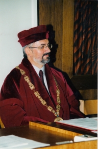 Libor Grubhoffer jako prorektor Jihočeské univerzity v roce 2003