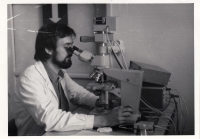 Při práci ve Výzkumném ústavu organických syntéz v Pardubicích (1983)