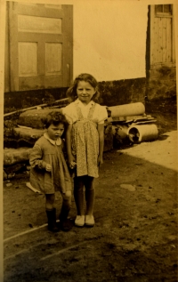 Pamětnice se svou mladší sestrou, asi rok 1948
