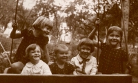 Sestry Natálie Krnáčovej s kamarátkami