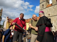 M. Šaman při blahopřání emeritnímu biskupovi Františku Radkovskému k osmdesátinám v klášteře v Teplé (září 2019)