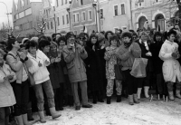 Pozdější starosta Miroslav Kalaš na shromáždění s občany Plané (převážně zaměstnanci nemocnice) na plánském náměstí v listopadu 1989 (Také StB toto shromáždění fotila z některého z oken domů)