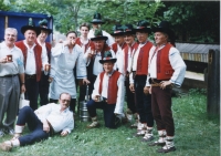 Setkání bývalých členů VSACANu, Miroslav Ekart klečící, červenec 1999 