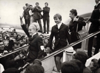 Milena Duchková (na schůdcích uprostřed za mávající Věrou Čáslavskou) při návratu z OH v Mexiku 1968