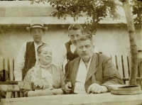 Rodina Waldhütterových v roce 1910 – v popředí otec Zdeněk Waldhütter a jeho žena Marie, rozená Vltavská, Zdeněk Waldhütter- Vltavský vpravo vzadu, vedle něj jeho bratr František