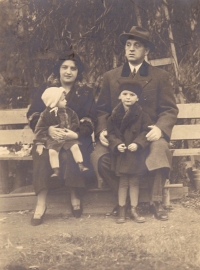 Rodina Vltavských v roce 1931 – manželka Marie chová na svém klíně dceru Olgu. Soukromý archiv Olgy Pešoutové