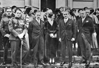 Oslava státního svátku 28. října 1934 na československém vyslanectví v Paříži. Vpředu zleva vojenský přidělenec Zdeněk Vltavský