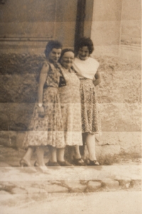 Hedvika Huschová with her daughters