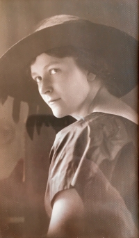 Hilda Lassovská, nee. Gollnerová as a young woman