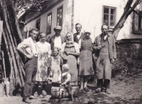 Familie von E.B. vor dem Geburtshaus