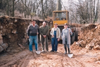 Ausgrabungen der Kirchenmauern nach 1989 - E.B. rechts