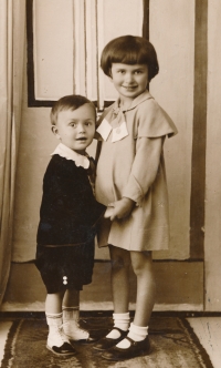 Miroslav Masák se sestrou Jarmilou Masákovou, 1935