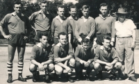 Miroslav Masák (stojící první zleva) jako kapitán družstva házené Sokol Úvaly, 1950