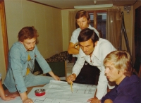 Při plánování realizace obchodního domu Máj,  zleva Johny Eisler, investor, Miroslav Masák a Ole Norlin, Praha, 1974