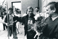 Oslava padesátých narozenin Miroslava Masáka s gratulantem Václavem Havlem, Praha, 23. 5. 1992