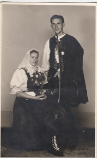Svatba Ludmily Vaškové s Janem Petřvalským, po obřadu, nevěsta je již tzv. začepená, 26. 8. 1945