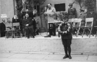 Ředitel Bohumil Němeček při proslovu během odhalení pamětní desky Josefa Hlobila, 1947