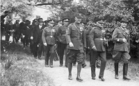 Josef Hlobil na cestě parkem k odhalení pamětní desky legionářům, 1937