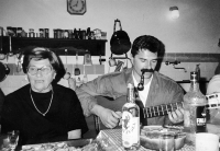 Jan Kalvoda na fotografii s maminkou Blankou, 1998